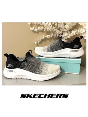 Like New Skechers Arch Fit 2.0 Ombré Stretch Slip On Shoes White/Black Size 8.5